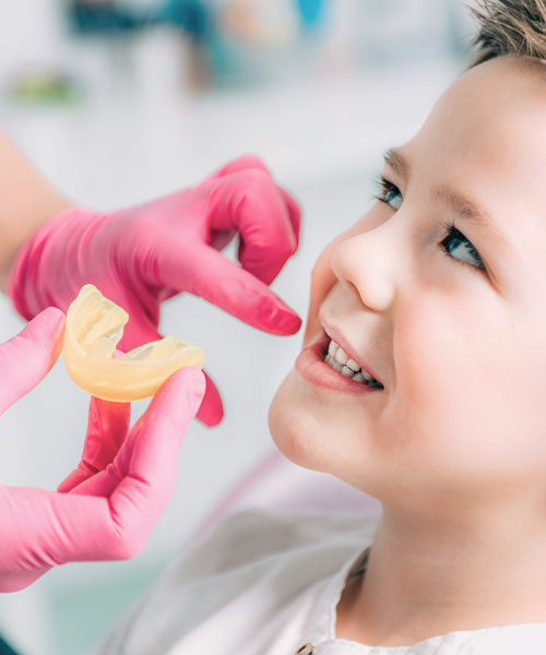 Niño en el dentista probándose un protector oral