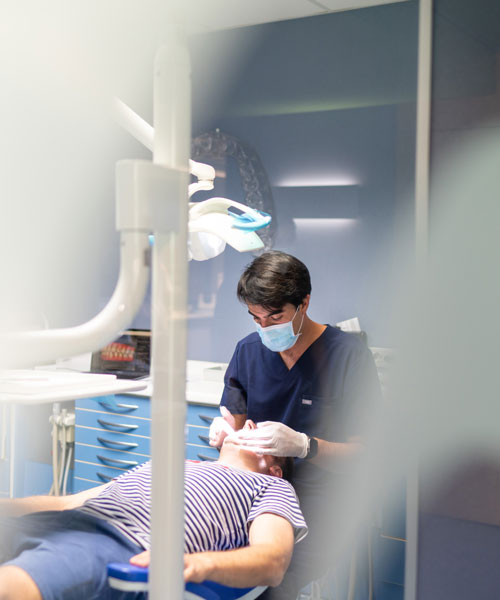 Borja realizando un estudio de diagnósticos antes del tratamiento de ortodoncia