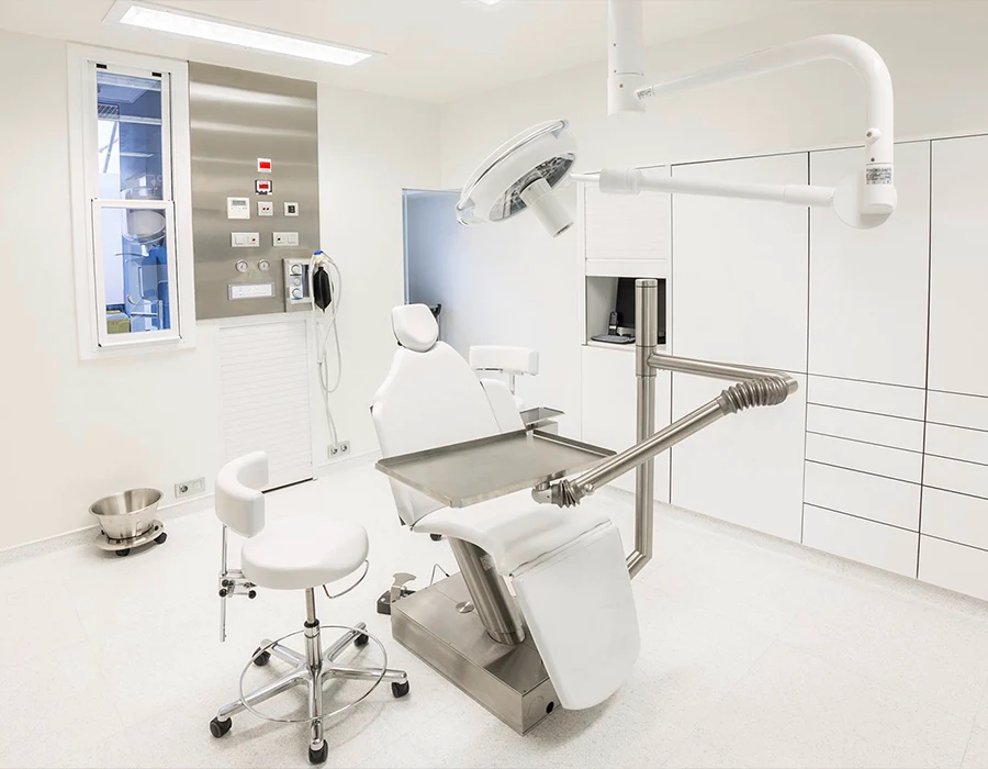Sala de cirugía en Loscos Ortodoncia