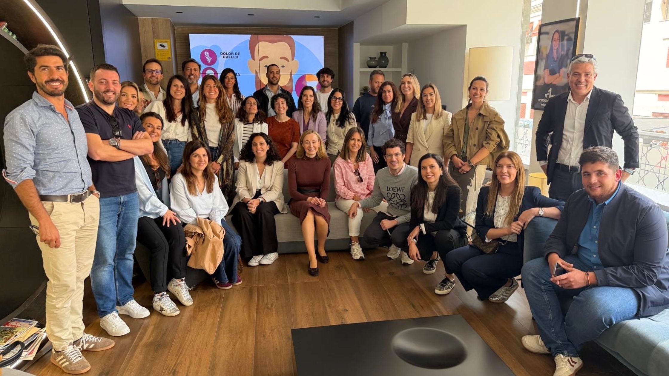 Equipo de profesionales durante el curso de biomecánica avanzada con alineadores impartido por la Dra. Susana Palma en Ciudad Real.